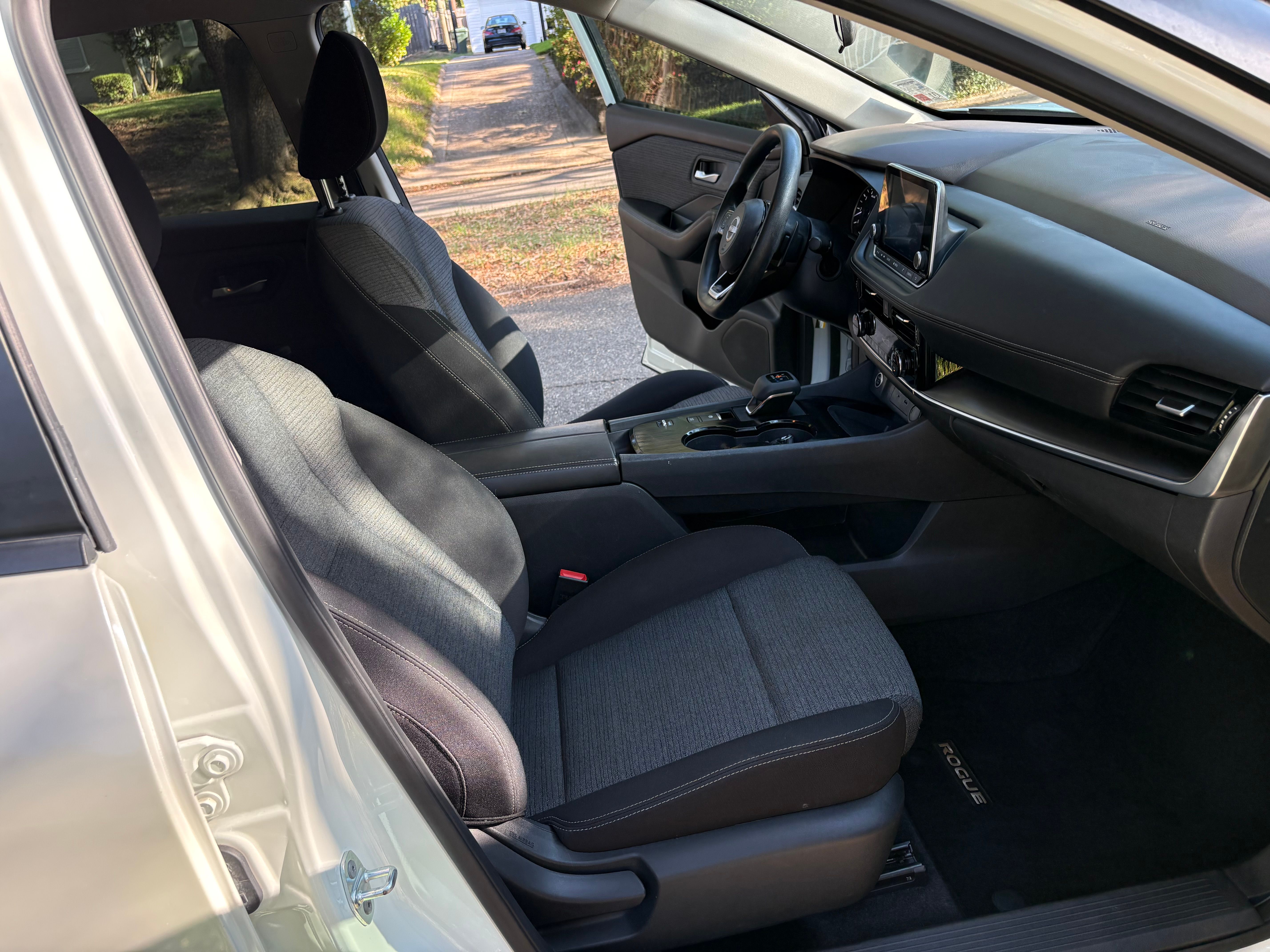 Used 2022 Nissan Rogue SV FWD image 17