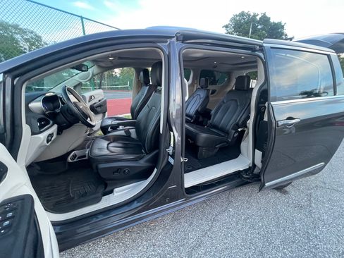 Used 2018 Chrysler Pacifica Limited FWD image 20