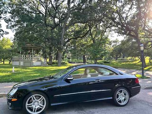 Used 2009 Mercedes-Benz CLK 550 Coupe image 2