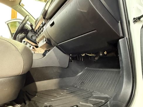 Used 2017 Toyota Tacoma SR5 w/ Tow Package AWD/4WD image 18