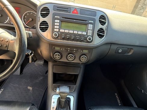 Used 2009 Volkswagen Tiguan SEL image 12