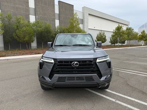 Used 2025 Lexus GX 550 AWD/4WD image 2