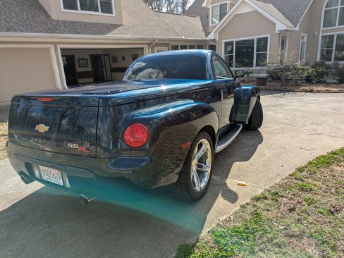 Used 2005 Chevrolet SSR w/ Preferred Equipment Group image 21