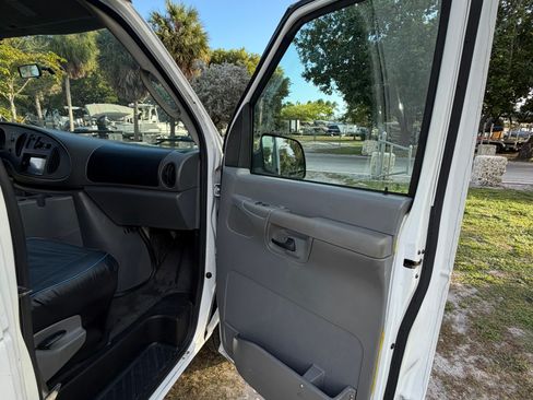 Used 2004 Ford E-350 and Econoline 350 Extended Super Duty image 12