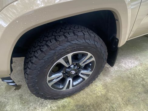 Used 2019 Toyota Tacoma TRD Sport w/ Technology Package image 9