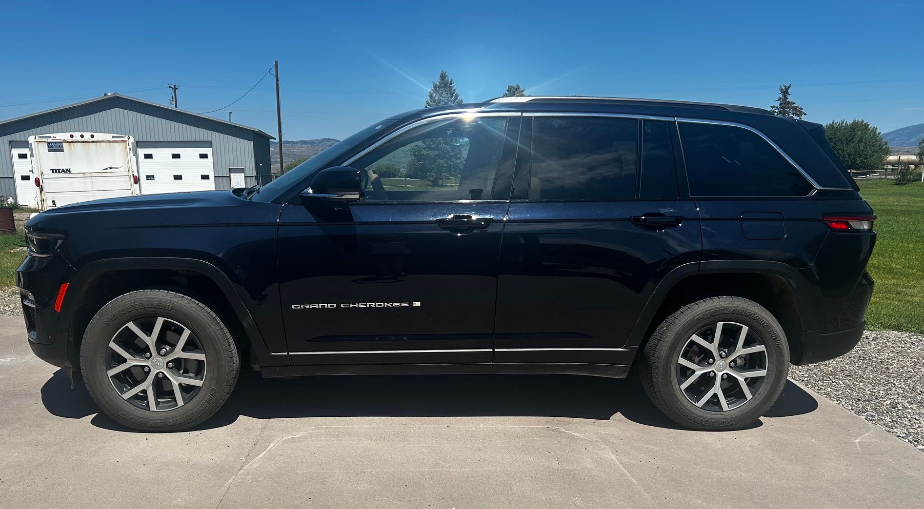 Used 2024 Jeep Grand Cherokee Limited w/ Luxury Tech Group II AWD/4WD image 2