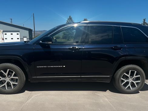 Used 2024 Jeep Grand Cherokee Limited w/ Luxury Tech Group II AWD/4WD image 2