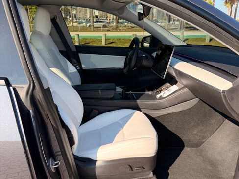 Used 2022 Tesla Model Y Long Range image 2