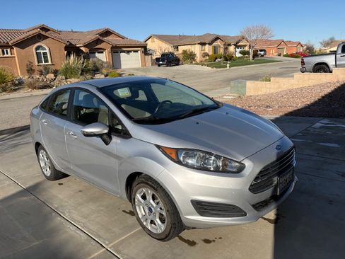 Used 2016 Ford Fiesta SE image 1