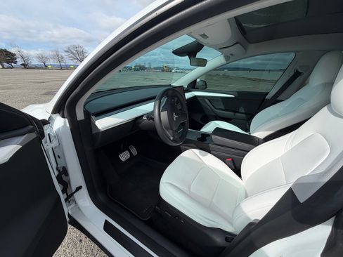 Used 2023 Tesla Model Y Performance image 12