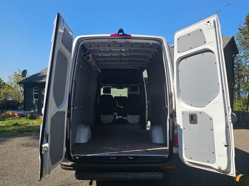 Used 2020 Freightliner Sprinter 2500 image 14