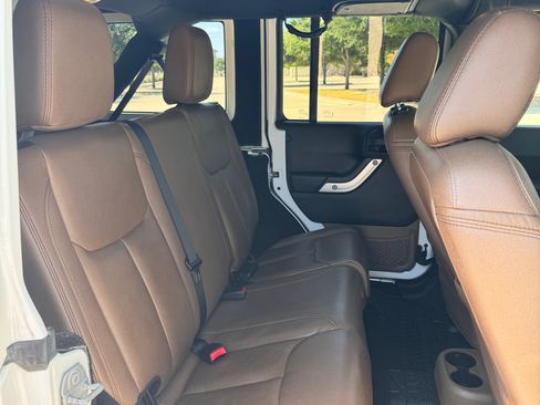 Used 2016 Jeep Wrangler Unlimited Sahara w/ Connectivity Group AWD/4WD image 26