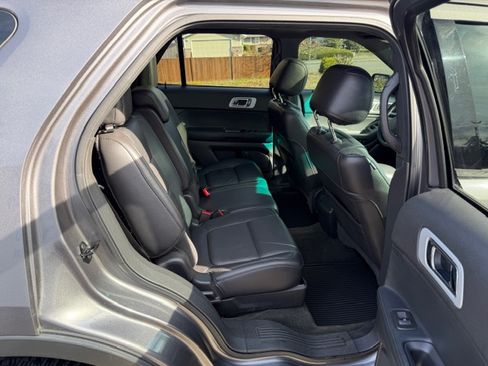 Used 2014 Ford Explorer XLT w/ Equipment Group 202A image 18