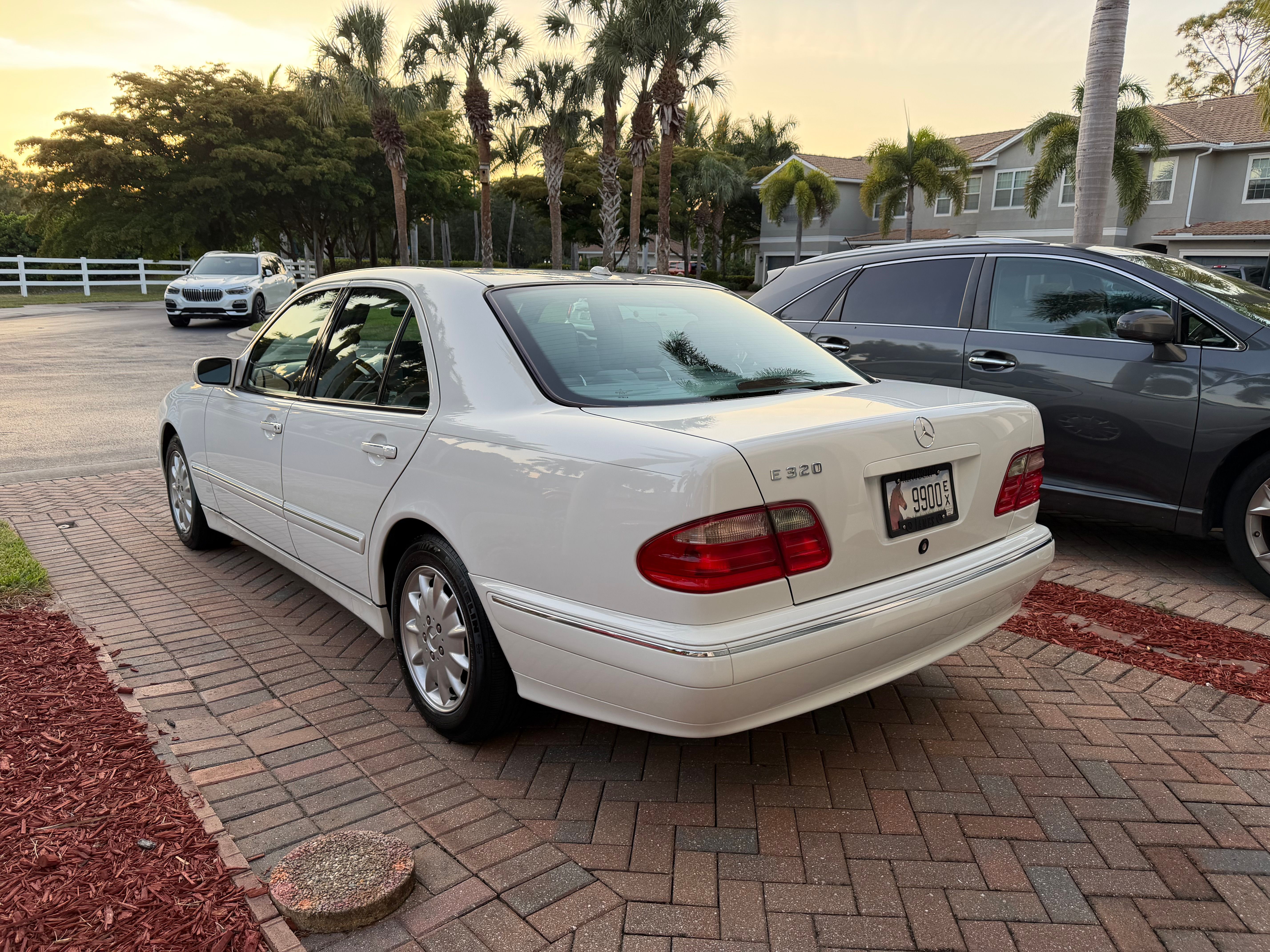 Used 2000 Mercedes-Benz E 320 Sedan image 4