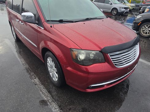 Used 2012 Chrysler Town & Country Touring-L w/ Driver Convenience Group image 6