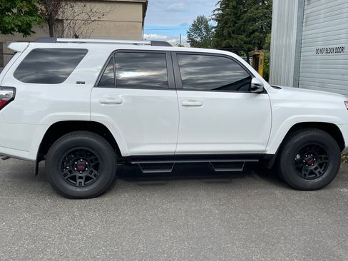 Used 2022 Toyota 4Runner SR5 Premium w/ Moonroof Package AWD/4WD image 2