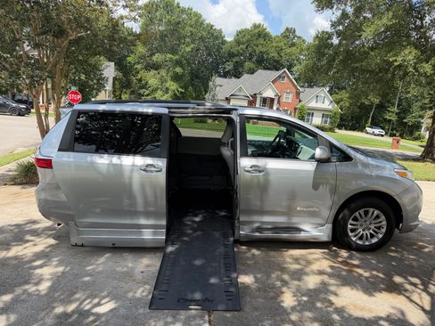 Used 2017 Toyota Sienna XLE w/ XLE Navigation Package FWD image 4