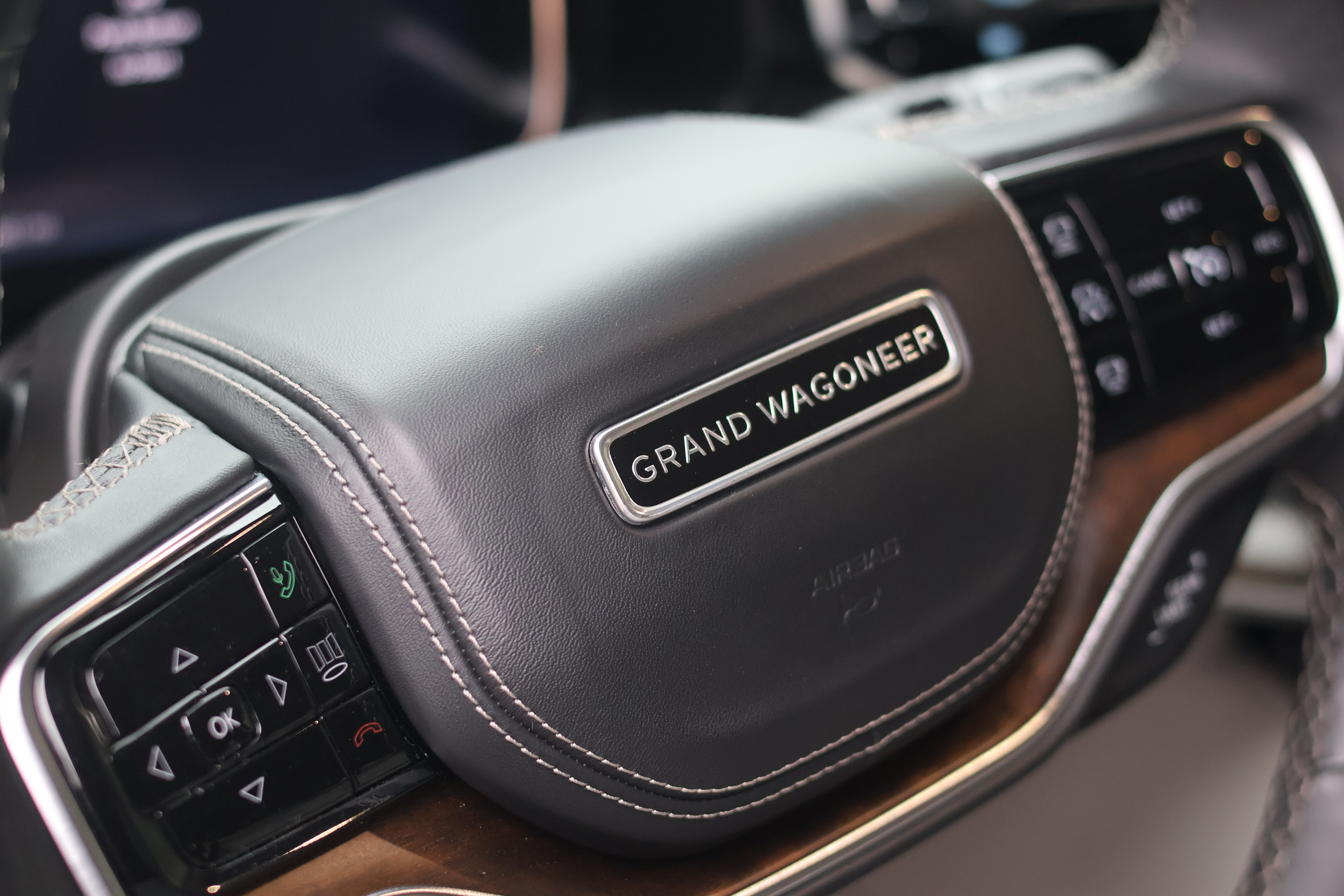 Used 2023 Jeep Grand Wagoneer L Series II w/ Premium Group II AWD/4WD image 12