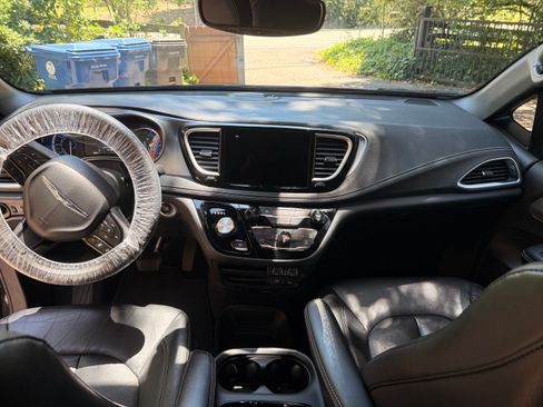 Used 2022 Chrysler Pacifica Touring-L w/ S Appearance Package FWD image 6