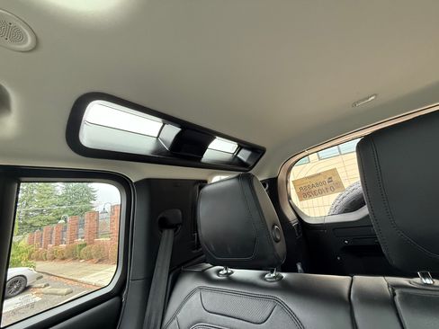 Used 2024 Land Rover Defender 110 S image 11