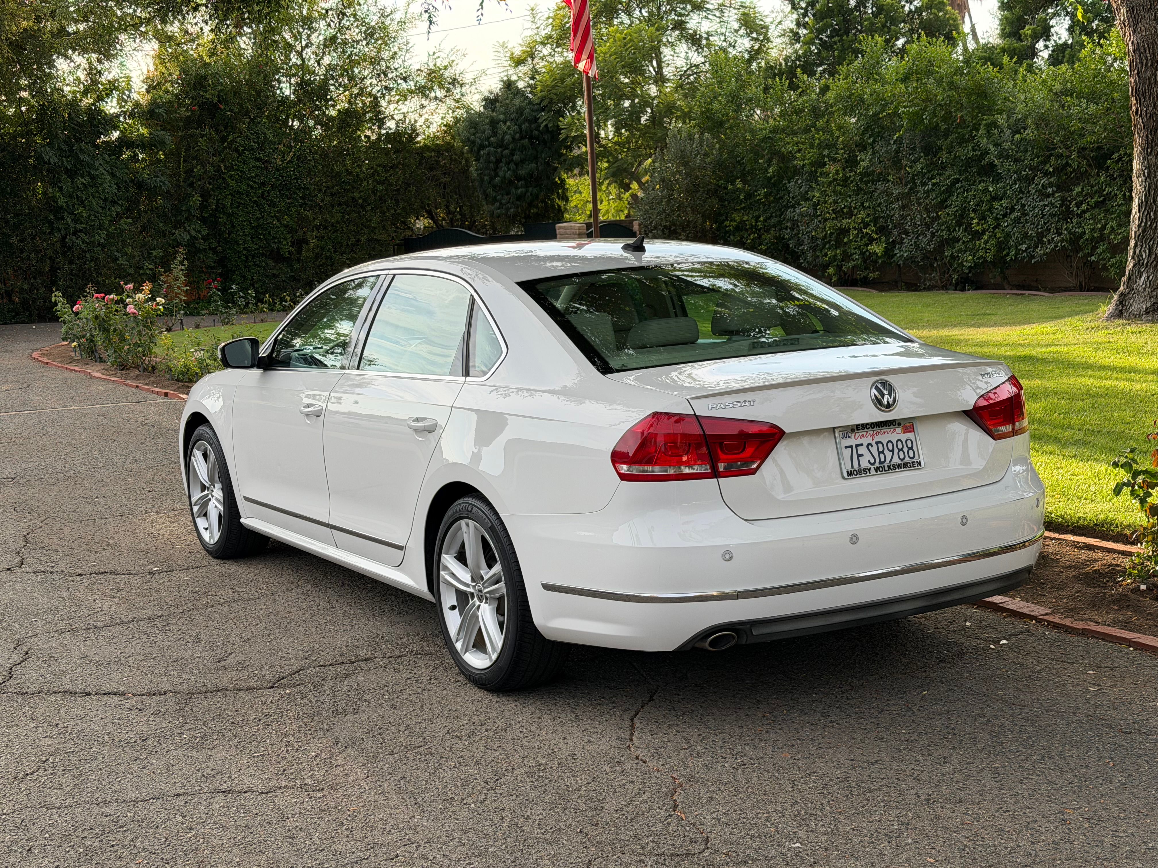 Used 2014 Volkswagen Passat TDI SEL Premium FWD image 5