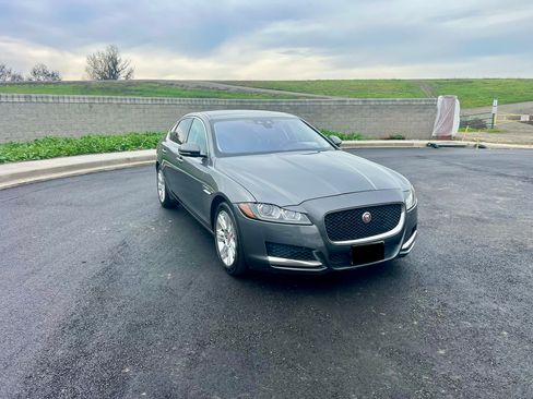 Used 2017 Jaguar XF Premium image 4