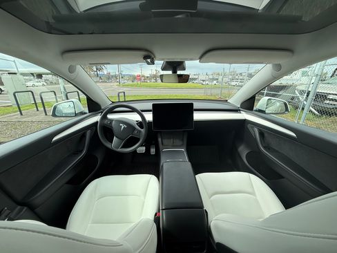 Used 2023 Tesla Model Y Performance image 6