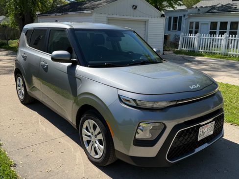 Used 2022 Kia Soul LX FWD image 2