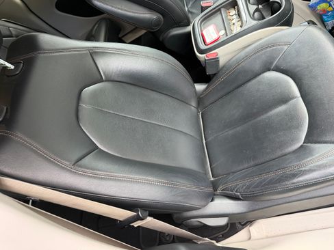 Used 2017 Chrysler Pacifica Touring-L FWD image 12