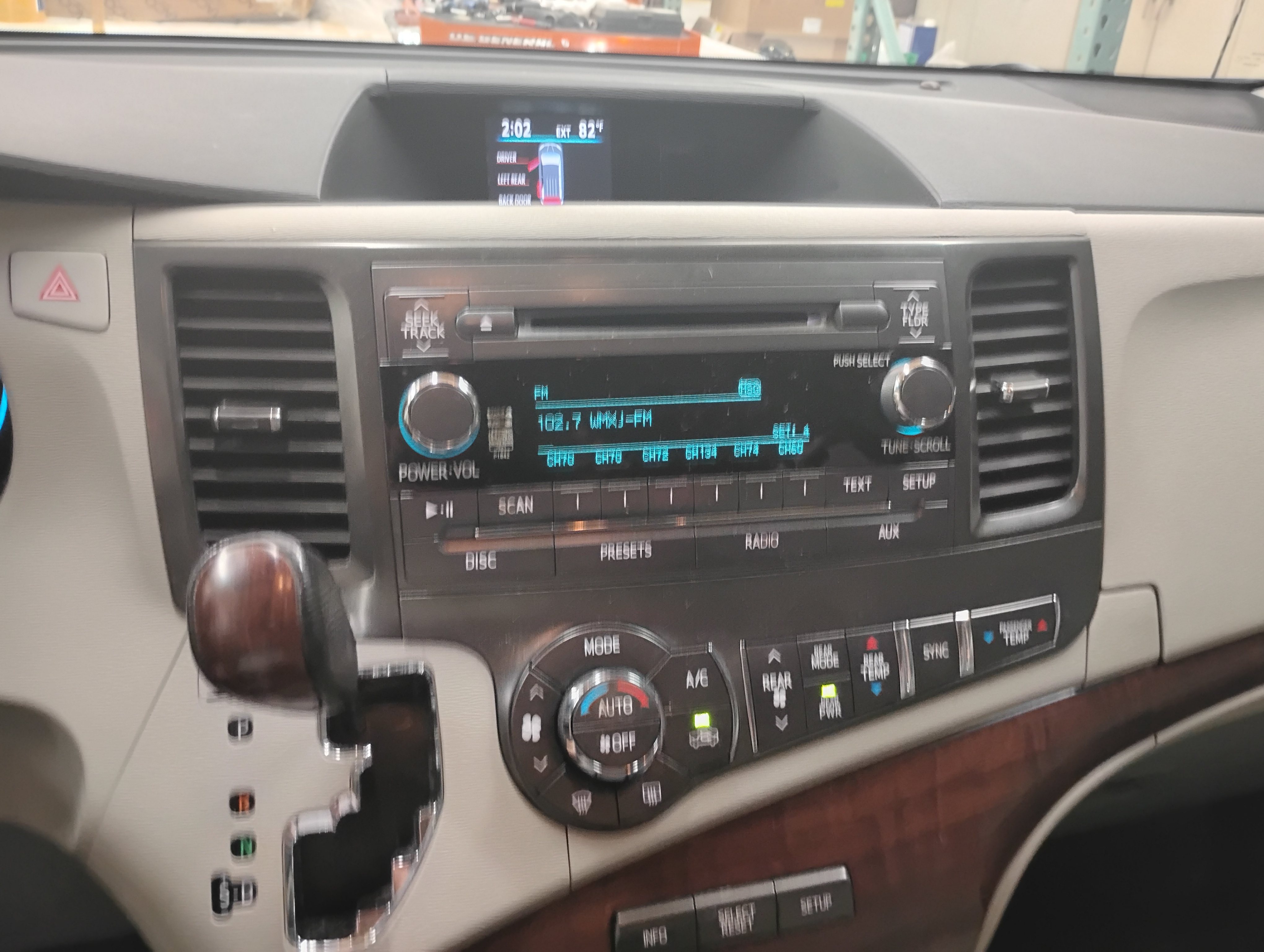 Used 2014 Toyota Sienna XLE FWD image 4