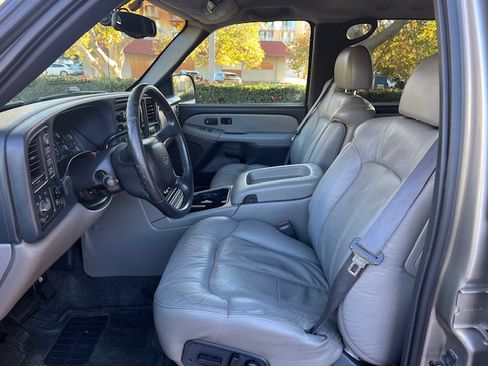 Used 2001 Chevrolet Suburban 2500 LT w/ LT Preferred Equipment Group image 16