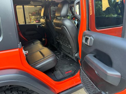 Used 2019 Jeep Wrangler Unlimited Rubicon w/ Cold Weather Group AWD/4WD image 17