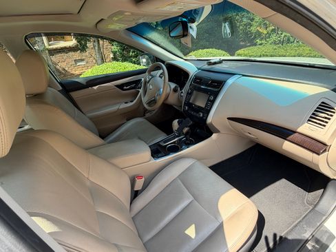 Used 2015 Nissan Altima 2.5 SL w/ Technology Package FWD image 1