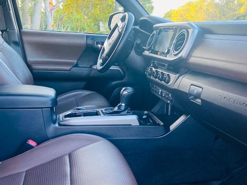 Used 2018 Toyota Tacoma Limited image 14