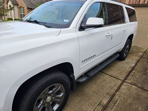 Used 2018 Chevrolet Suburban LT image 4