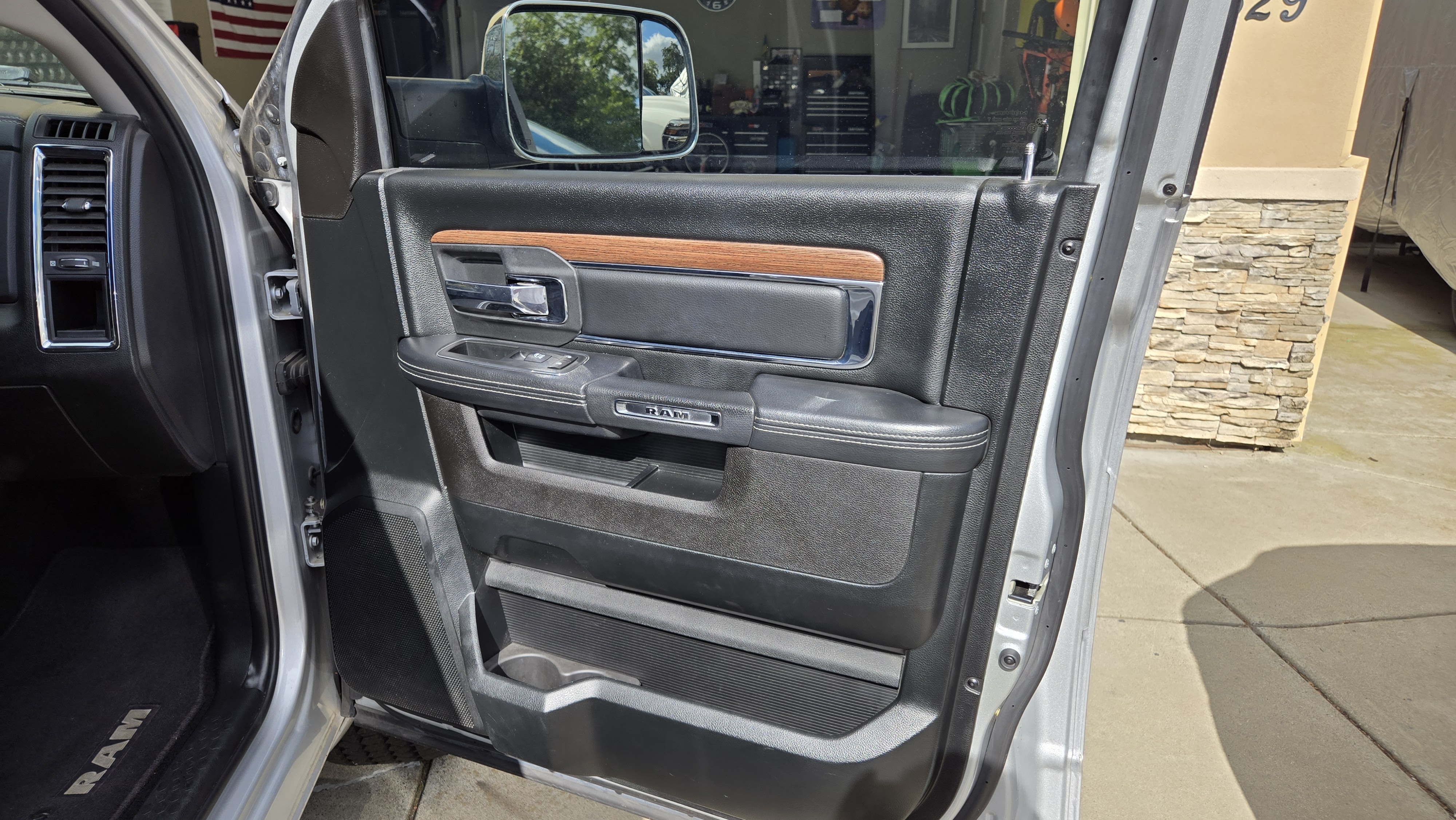 Used 2017 RAM 1500 Laramie w/ Convenience Group AWD/4WD image 22