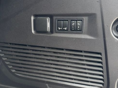 Used 2021 GMC Yukon Denali w/ Denali Premium Package image 19