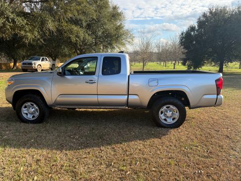 Used 2022 Toyota Tacoma TRD Off-Road image 2