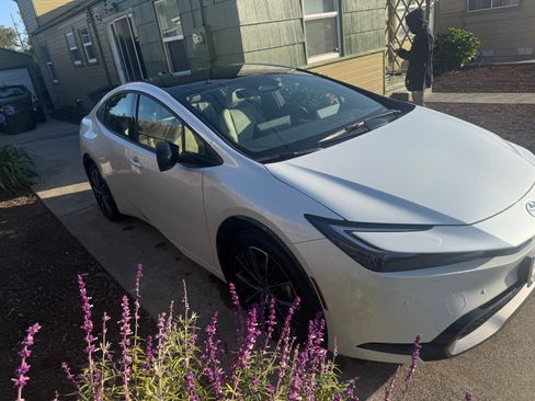 Used 2024 Toyota Prius XLE image 2