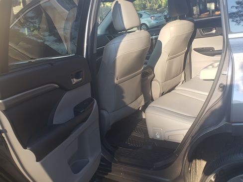 Used 2017 Toyota Highlander Limited image 8