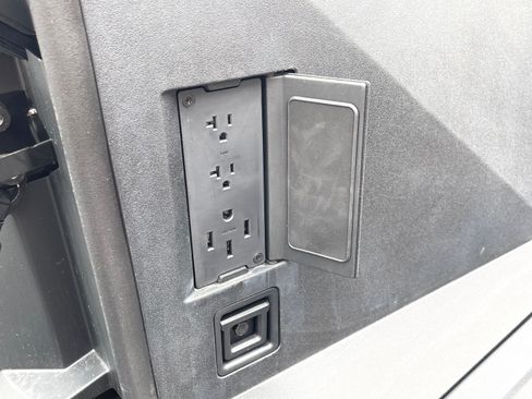 Used 2024 Tesla Cybertruck AWD Crew Cab image 28