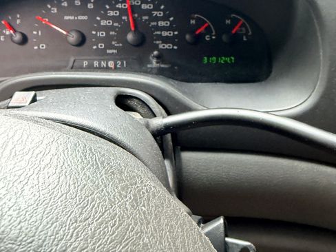 Used 2006 Ford E-350 and Econoline 350 XLT RWD image 4