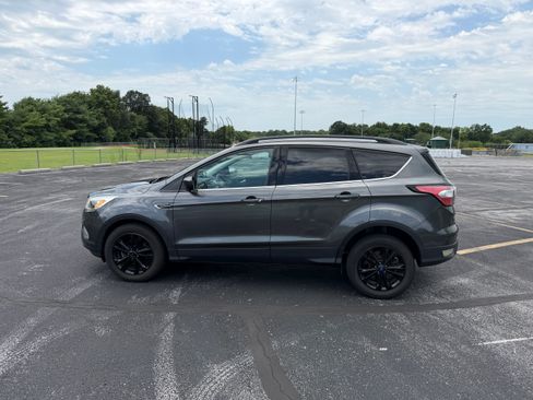 Used 2018 Ford Escape SE FWD image 1