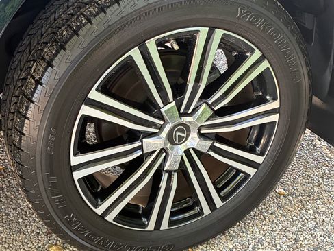 Used 2020 Lexus LX 570 4WD w/ Luxury Package image 10