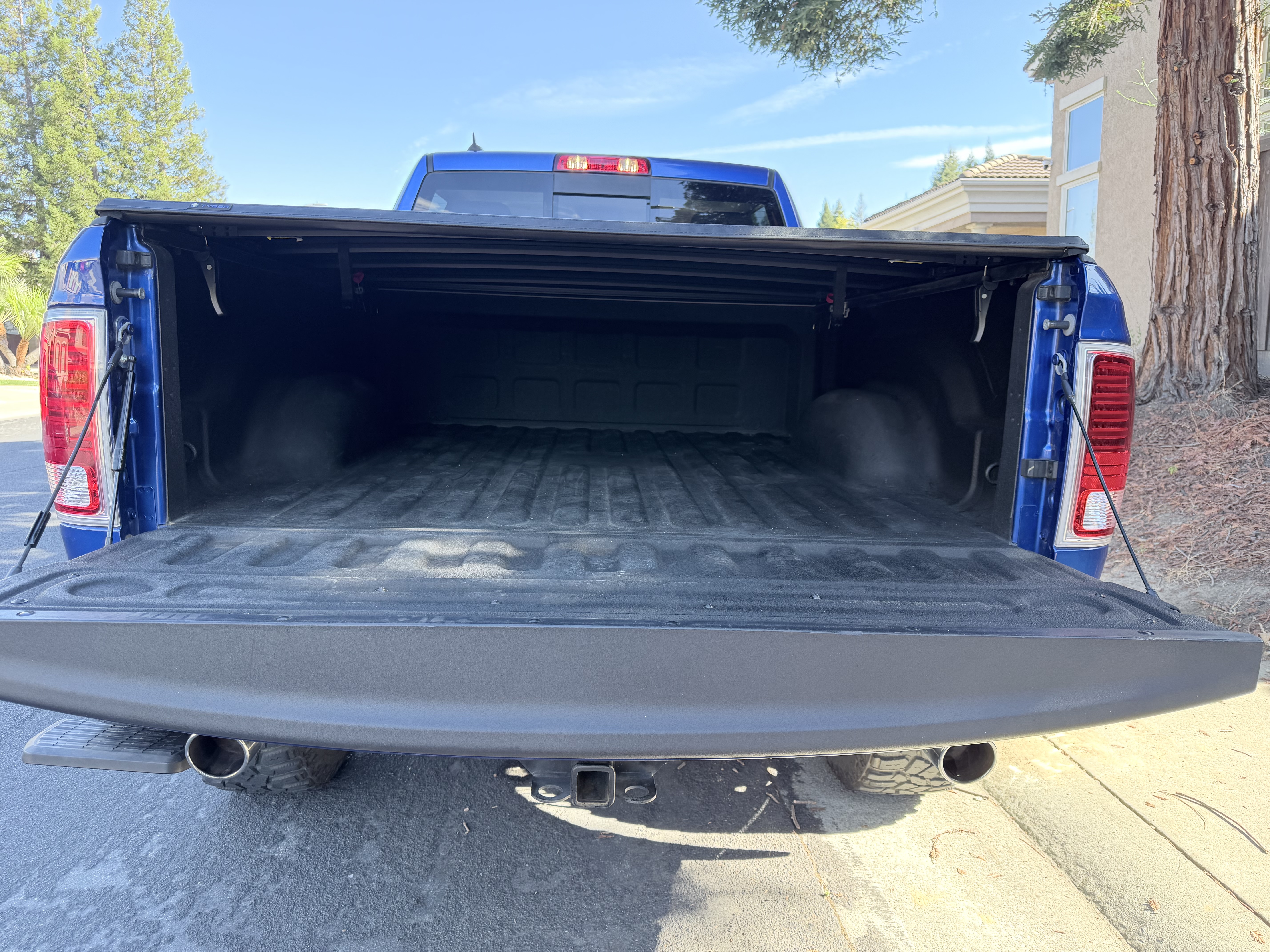 Used 2018 RAM 1500 Laramie w/ Convenience Group AWD/4WD image 8