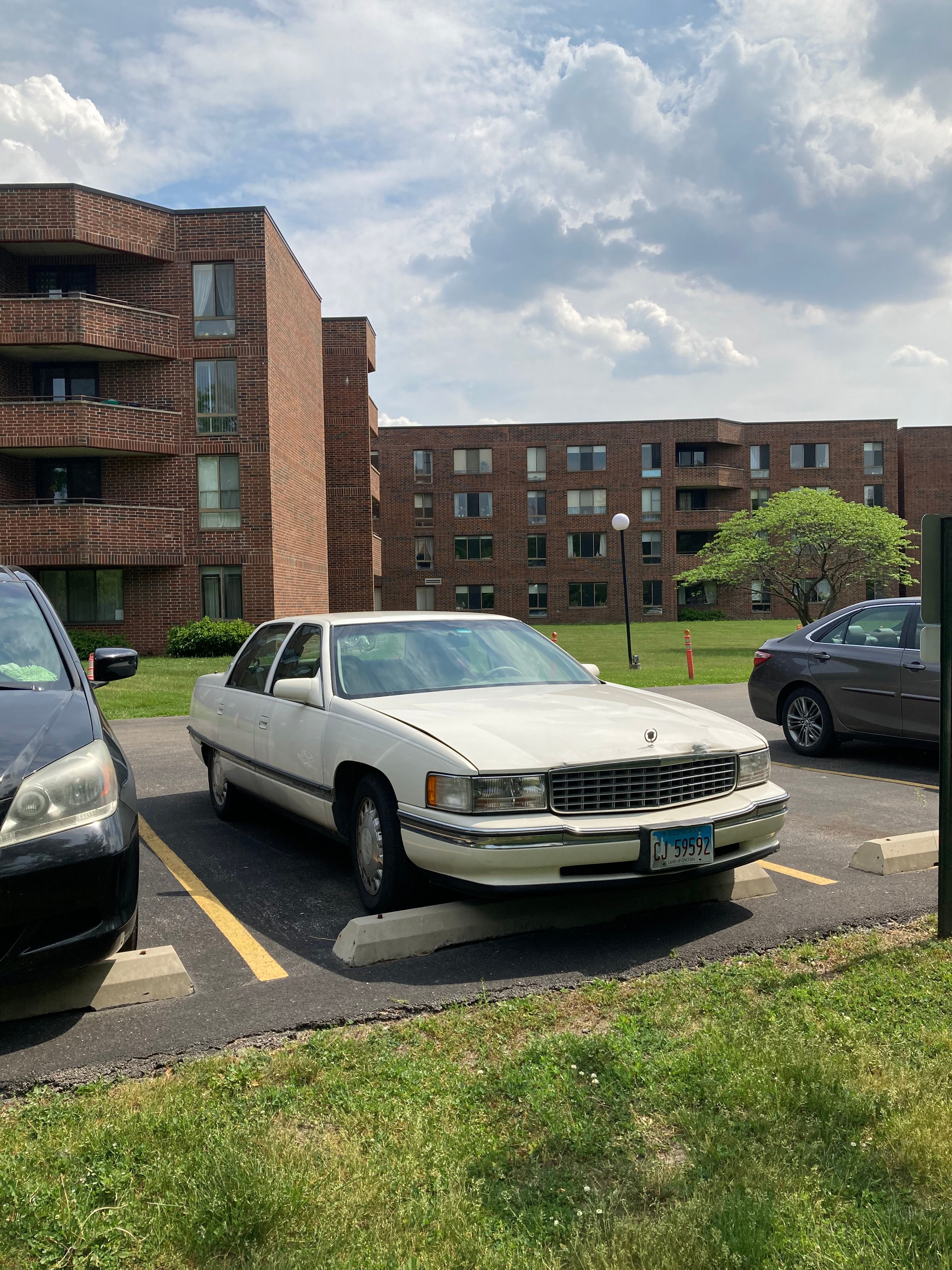 Used 1996 Cadillac De Ville Sedan FWD image 1