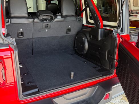 Used 2020 Jeep Wrangler Unlimited Sahara AWD/4WD image 8
