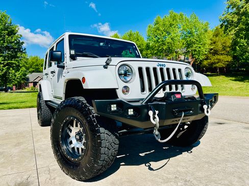 Used 2016 Jeep Wrangler Unlimited Sahara w/ Max Tow Package AWD/4WD image 2