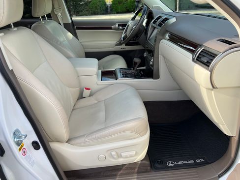 Used 2016 Lexus GX 460 w/ Premium Package image 22