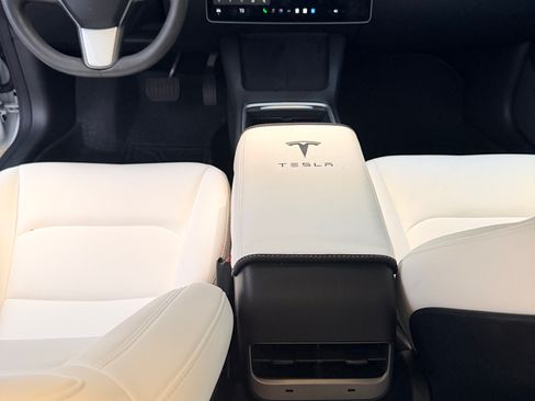 Used 2023 Tesla Model 3 Standard Range image 11